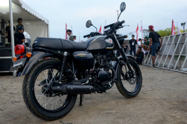 Mới đây Kawasaki W175 đã chính thức được tung ra thị trường Indonesia với giá khởi điểm chỉ 29,8 IDR &#40;50 triệu VNĐ&#41;. Ảnh Kawasaki W175 bản màu đen.