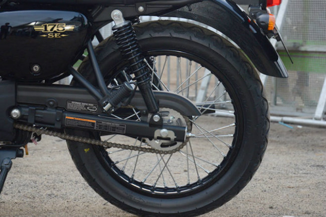 Cận cảnh bánh sau của Kawasaki W175.