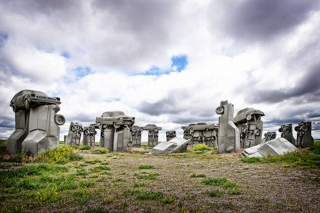 Carhenge, bang Nebraska, Mỹ: Nằm cạnh thành phố Alliance, Carhenge được coi là phiên bản Stonehenge của Mỹ. Nó được tạo với 38 chiếc ô tô cổ được phủ màu sơn xám và được đặt thành vòng tròn.