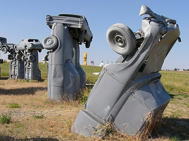 Kiến trúc sư Jim Reinders đã hoàn thành tác phẩm vào tháng 6.1987.&nbsp; Bên&nbsp;cạnh Carhenge, du khách có thể chiêm ngưỡng các tác phẩm khác được tạo bằng ô tô cũ.