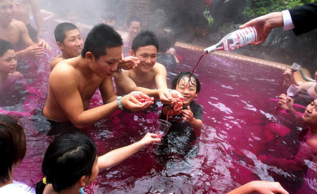 Bồn tắm rượu vang, Nhật Bản: Tại khu nghỉ dưỡng Yunessun Spa, du khách có thể thư giãn và bơi trong bồn tắm rượu vang khổng lồ với chai rượu vang cao 3,6 bên cạnh.
