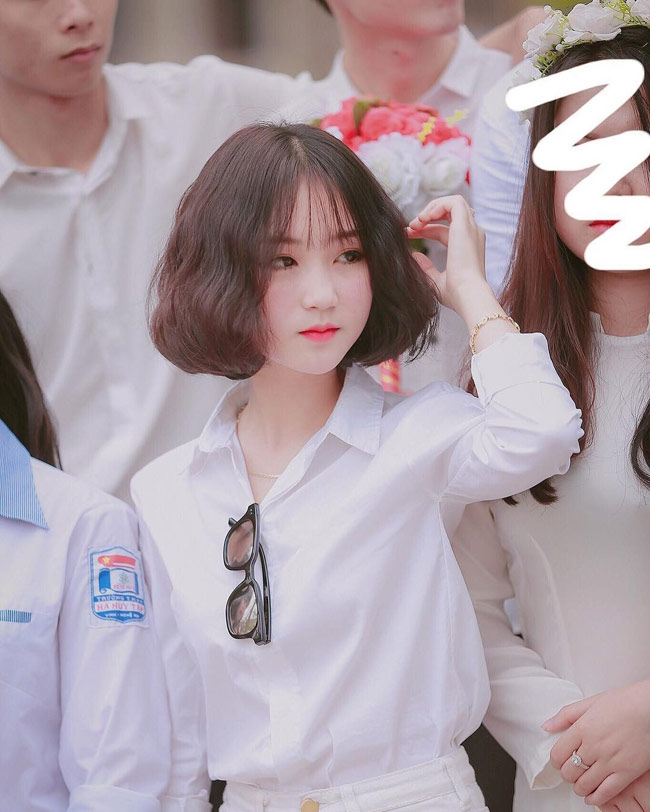 Vũ Thúy Linh &#40;nick name Lin Sa, quê Nghệ An&#41; là một cô gái như thế. Chỉ với khoảnh khắc diện sơ mi trắng đơn giản, đứng giữa dàn nữ sinh, Lin Sa bất ngờ được dân mạng chú ý.&nbsp;