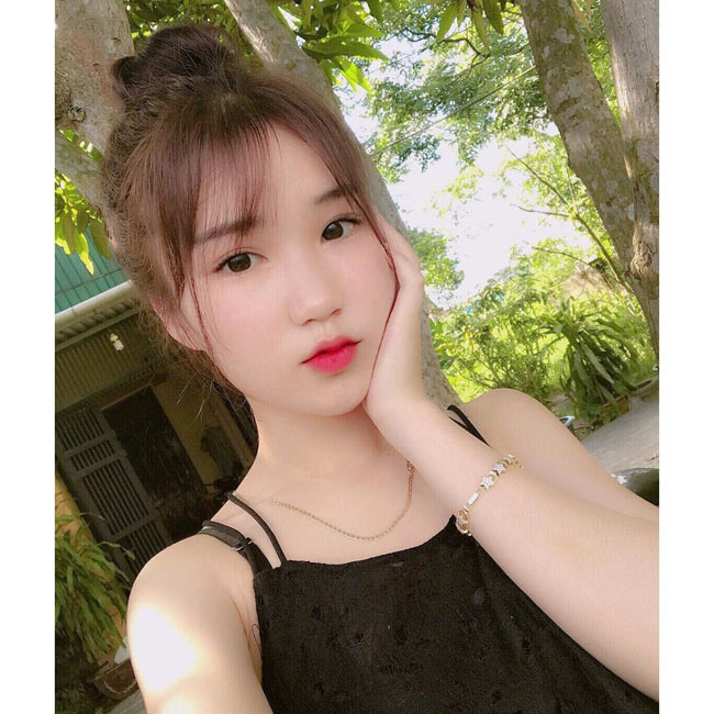 Hiếm khi cười khi chụp ảnh nhưng mỗi tấm hình của Lin Sa vẫn có sức cuốn hút đặc biệt.&nbsp;
