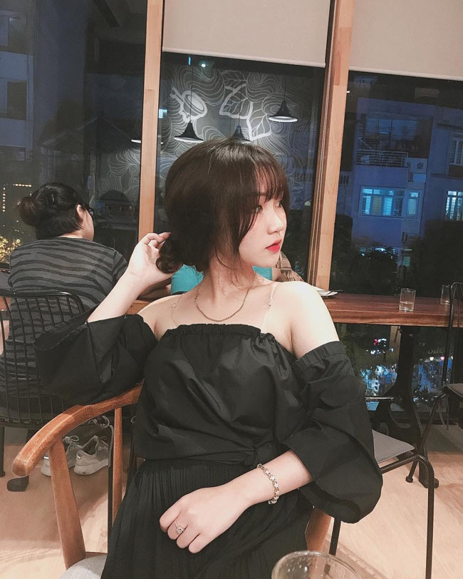 &#34;Mình có sở thích làm đẹp, hay tỉ mỉ chăm sóc tóc, chọn trang phục, phụ kiện. Thường thì mình cứ lấy bản thân ra làm chuột bạch thí nghiệm, thấy đẹp thì tư vấn cho bạn bè&#34;, Lin Sa nói.&nbsp;
