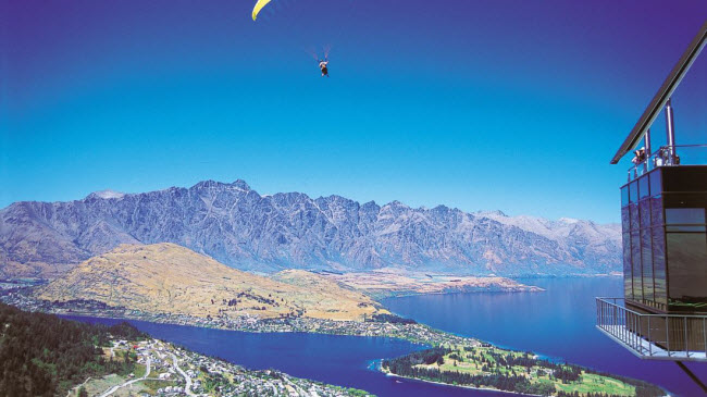 Queenstown, New Zealand: Đối với du khách không thích thời tiết lạnh vào dịp Giáng sinh, thì Queenstown là sự lựa chọn lý tưởng. Với thời tiết mùa hè, bạn có thể thoải mái tham gia các hoạt động động dưới nước trên hồ Wakatipu hay cắm trại trên bờ.