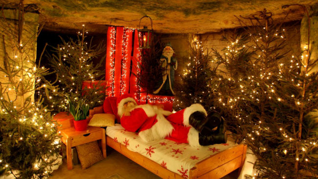 Valkenburg, Hà Lan: Hang Velvet ở thành phố được chuyển thành một khu chợ Giáng sinh và nhà của ông già Noel, nơi du khách có thể thấy căn phòng đầy quà và xe tuần lộc của ông.