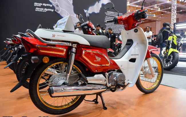 Còn nhớ lại vào năm 1987, Boon Siew Honda &#40;BSH&#41; đã cho lăn bánh chiếc Honda EX5 đầu tiên. Tới năm 2015, BSH mới giới thiệu thế hệ mới Honda EX5 Dream cùng với công nghệ phun nhiên liệu PGM-Fi của Honda. Sự tiến hóa này đã giúp cho EX5 trở nên phù hợp và hiệu quả hơn cho thời kỳ hiện đại giúp xe sản xuất hiệu suất tốt và lại thân thiện với môi trường. Không những sức mạnh tăng 10% mà EX5 Dream còn tiết kiệm rất nhiều nhiên liệu so với thế hệ EX5 cũ.