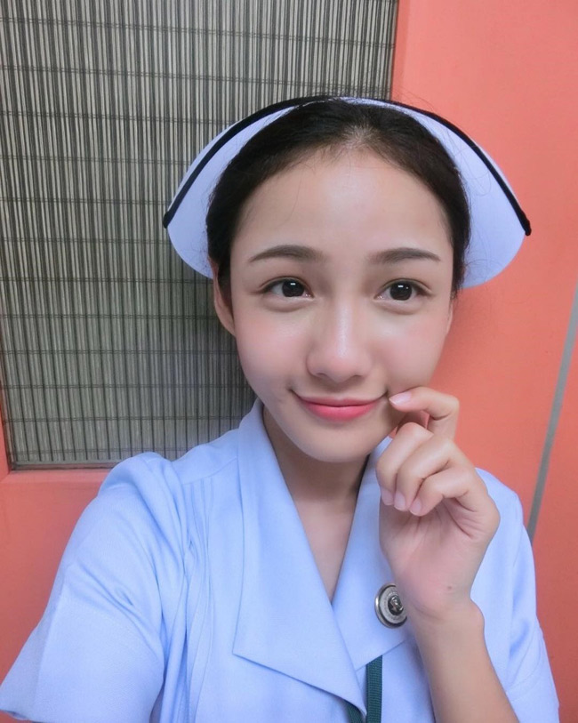 Với vẻ ngoài quá nổi bật, cô gái này từng khiến nhiều người lầm tưởng là một hot girl cosplay thành nữ y tá.&nbsp;