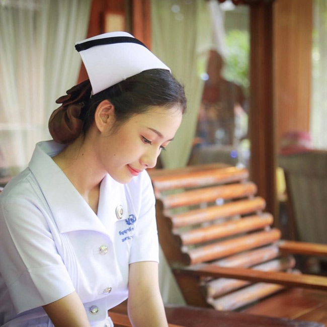 Đó là Namkhing Kanyapak, 23 tuổi, được mệnh danh là nữ y tá đẹp nhất xứ Chùa Vàng.&nbsp;