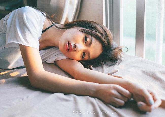 Ngắm những hình ảnh đời thường của y tá 23 tuổi, dân mạng càng bất ngờ hơn trước nhan sắc của cô. Namkhing Kanyapak thường chọn cho mình những bộ váy trắng tinh khôi để tôn lên vẻ đẹp thuần khiết của mình.&nbsp;