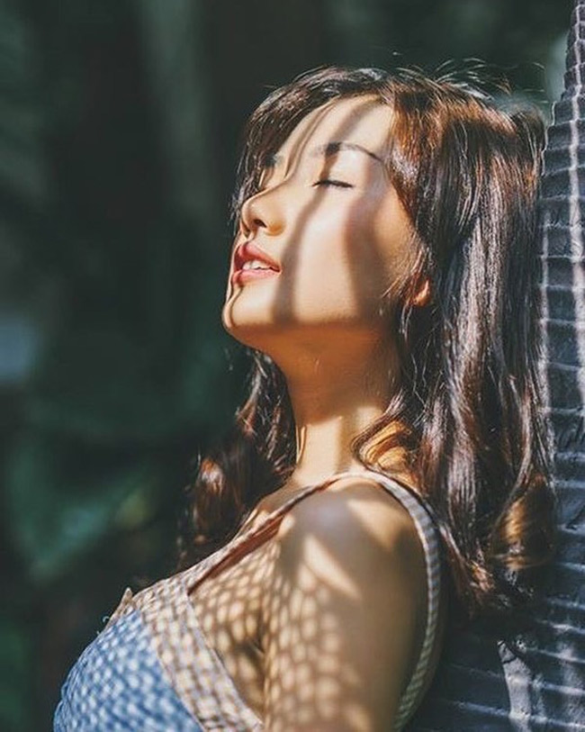Cô nàng chỉ hở vừa đủ để khoe nét gợi cảm, nữ tính của mình.&nbsp;