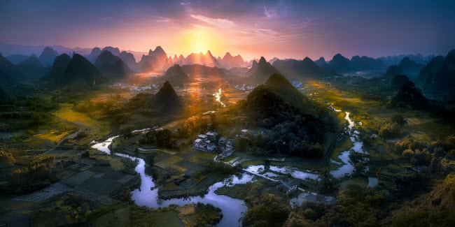 Khung cảnh bình minh trên đồi Whuzi, Trung Quốc. Ảnh: Jesus M Garcia