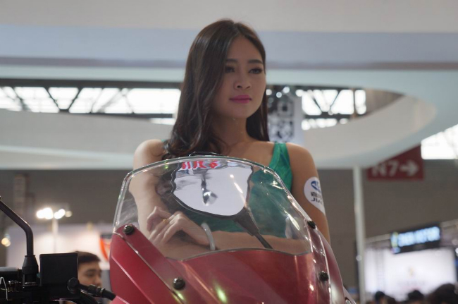 Đằm thắm phía sau kính chắn gió mô tô.