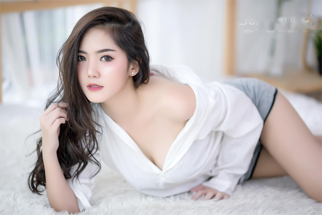 Sơ mi tưởng đơn giản mà có sức &#34;sát thương&#34; trái tim không thua gì các trang phục gợi cảm khác.