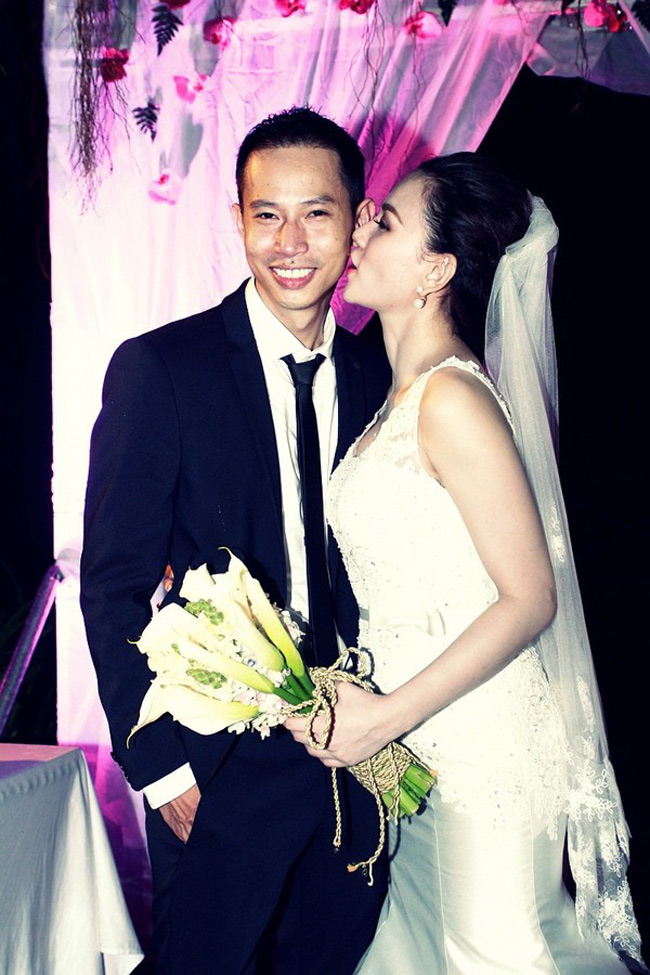Tháng 10.2014, Thu Thủy làm đám cưới bí mật, chỉ mời khoảng 100 khách mời. Cuộc tình của hai người trải qua 13 năm trước khi làm đám cưới. Ông xã của nữ ca sĩ được coi là một gương mặt nổi trội trong giới kinh doanh. Vậy nhưng, cuộc sống của Thu Thủy gặp trục trặc sau khi cô sinh con trai đầu lòng. Cách đây vài ngày, nữ ca sĩ còn chia sẻ trên trang cá nhân dòng trạng thái bức xúc khi viết: &#34;Ép hai mẹ con tôi đến đường cùng là tội ác&#34;.&nbsp;