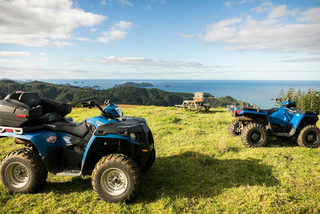 Du khách có thể lái xe quad-biking để đi khắm toàn bộ khu resort.