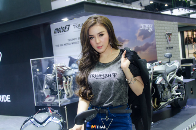 Tạo dáng rất &#34;ngầu&#34; bên xế nổ của Triumph.