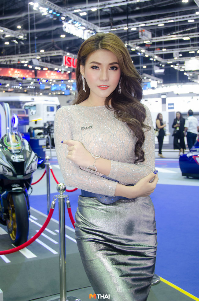 Người đẹp tỏ ra sang trọng, quý phái.