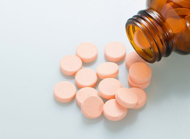 3. Bổ sung vitamin đúng cách: theo 1 nghiên cứu khoa học được công bố trên Tạp chí Clinical Oncology, Mỹ cho thấy việc bổ sung vitamin B6 và B12 quá liều lượng có thể là nguyên nhân làm tăng nguy cơ mắc bệnh ung thư phổi.