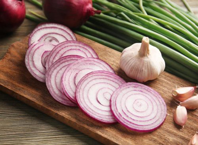 6. Hành tím: thường xuyên sử dụng hành tím trong khẩu phần ăn là 1 trong những biện pháp giúp ngăn ngừa nguy cơ mắc bệnh ung thư phổi. Vì trong hành tím có chứa hàm lượng quercetin cao, chất chống oxy hóa có tác dụng ngăn chặn sự phát triển của tế bào ung thư.
