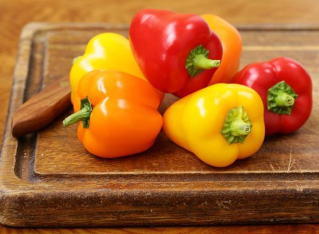 8. Ăn nhiều ớt chuông: trong loại quả này chứa rất nhiều vitamin C. Theo nghiên cứu khoa học đã chỉ ra rằng, bổ sung 100mg vitamin C mỗi ngày có tác dụng giảm nguy cơ mắc bệnh ung thư phổi lên đến 7%.