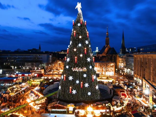 Đã mắt ngắm những cây thông Noel ”ngầu” nhất thế giới