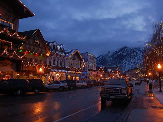 Leavenworth, Washington: Leavenworth, nằm ở rìa phía đông của Dãy núi Cascade của Bang Washington, là một ngôi làng của Bavarian được biến đổi thành quả địa cầu phủ đầy tuyết của phép thuật Giáng sinh trong những ngày nghỉ. Lễ hội Ánh sáng Giáng sinh, tổ chức từ ngày 5 / 12 đến ngày 21 / 12, có nhiều bài hát caroling cổ, các nhân vật Giáng sinh và vô số ánh đèn chói lọi.