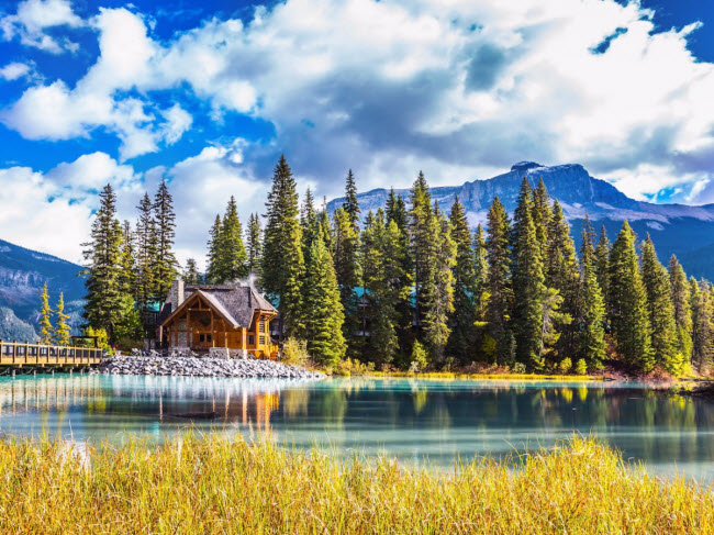 Canada: Quốc gia này được tạp chí Travel &amp; Leisure bình chọn là điểm đến của năm 2017. Canada có nhiều điều hấp dẫn từ các thành phố nhộn nhịp như Vancouver và Toronto đến những nhị trấn cổ&nbsp;mang phong cách châu Âu như Montreal và Quebec