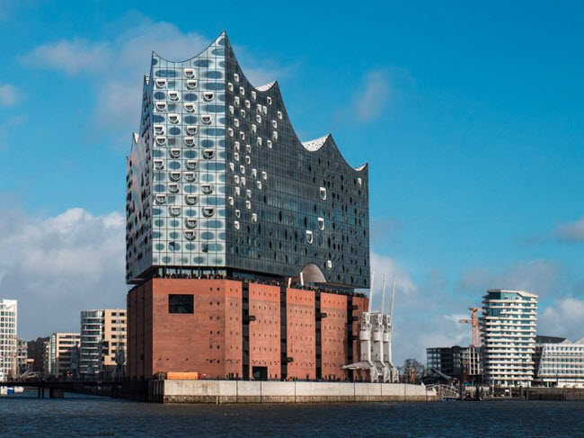 Hamburg, Đức: Du khách yêu âm nhạc nên tới thành phố Hamburg, nơi có nhà hát Elbphilharmonie mới khánh thành trên bến cảng. Công trình được làm chủ yếu từ gạch và kính phí lên tới 850 triệu USD và hơn 1 thập kỷ để xây dựng. Hệ thống âm thanh ở đây&nbsp;được cho là tốt nhất thế giới hiện nay.