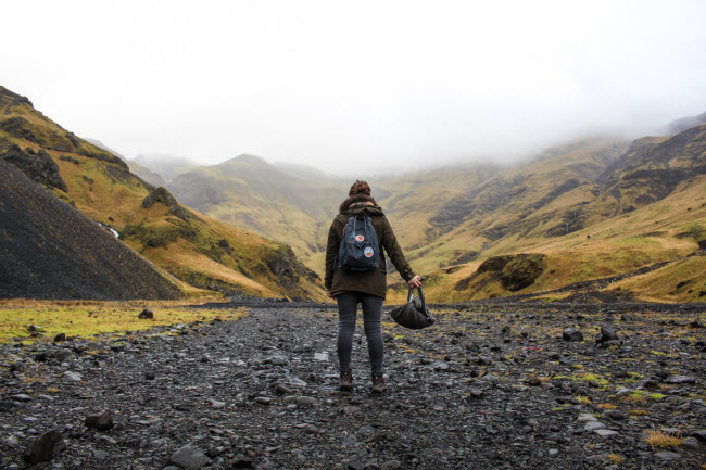 Iceland: Nhờ giá vé máy bay rẻ và số lượng chuyến nhiều, Iceland thu hút hơn 1,8 triệu du khách mỗi năm. Quốc gia này nổi tiếng với núi lửa, suối nước nóng, dòng sông băng, bãi biển cát đen,…