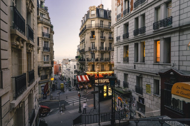 Paris, Pháp: Paris là điểm đến vĩnh cửu, nhưng năm 2018 có thêm vài điểm hấp dẫn du khách bao gồm bảo tàng nghệ thuật l’Atelier des Lumières sẽ mở cửa vào tháng 4 năm sau.
