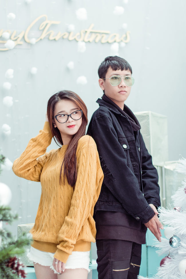 Tạo dáng nhắng nhít bên em trai.&nbsp;