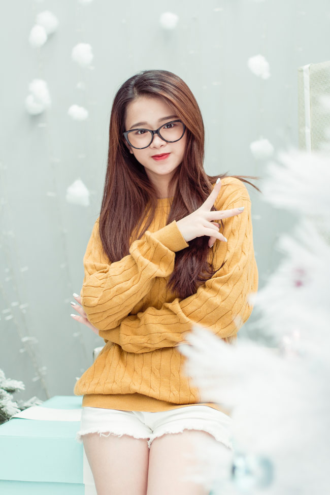 Hot girl 16 tuổi xinh đẹp trong căn phòng ngập tràn không khí Giáng sinh.&nbsp;