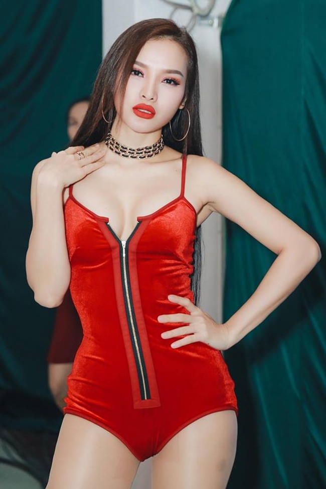 Phương Trinh Jolie sở hữu thân hình nóng bỏng và đi theo phong cách sexy.