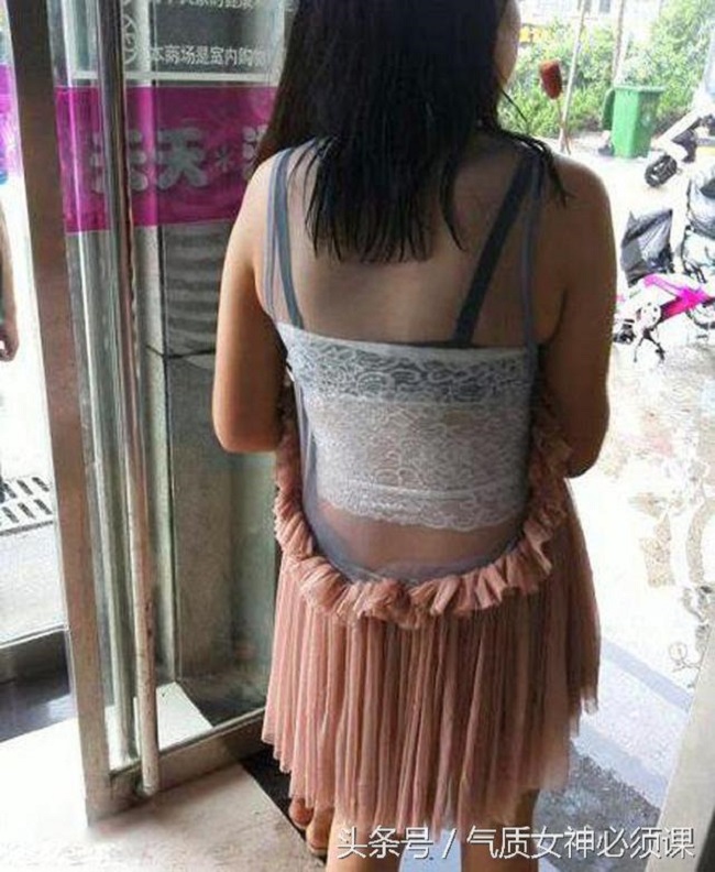 Chiếc váy khó hiểu của cô gái trẻ, vừa xuyên thấu, vừa trễ nải.&nbsp;