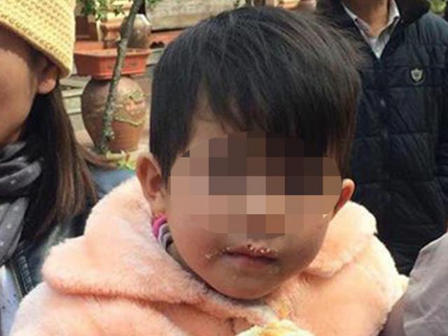Bé gái 2 tuổi bị bỏ rơi trước cửa chùa giữa trời giá lạnh