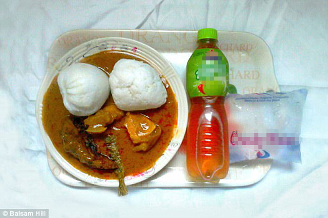 6.Ghana: Người Ghana thường ăn fufu-một món ăn làm từ sắn dây và chuối cứng cùng canh gà hoặc dê. Thông thường bữa ăn sẽ được diễn ra vào lúc 2h chiều sau khi mọi người đi lễ về.