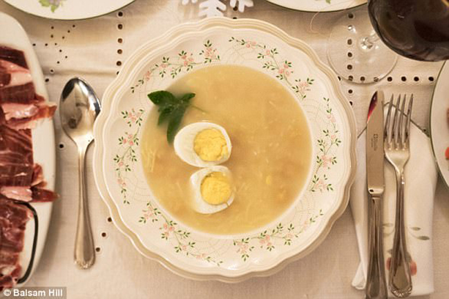 9.Tây Ba Nha: Người Tây Ba Nha ăn rất nhiều món vào dịp này như món soup mì gà ăn cùng trứng luộc, đậu gà và bạc hà, thịt xông khói, salchichon &#40;một dạng giò chả&#41;, phô mai manchego, thịt bò bít tết ướp trong nước cam, được phục vụ với bánh phô mai xanh.&nbsp;