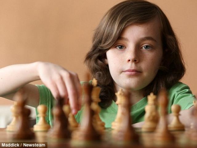 Thần đồng 12 tuổi khiến nhà vô địch cờ vua vĩ đại top 1 nước Nga phải lao đao
