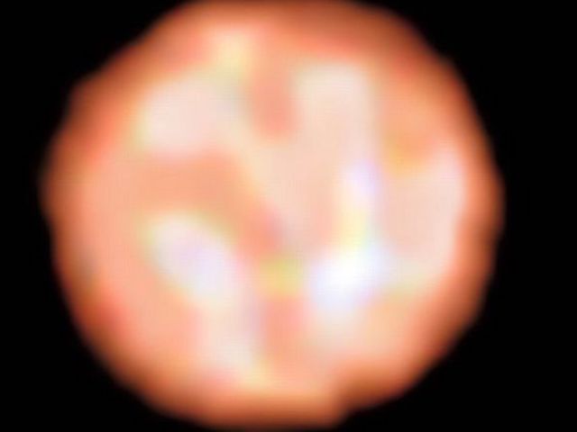 Một ngôi sao lớn gấp 350 lần Mặt Trời đang phình ra hàng trăm lần