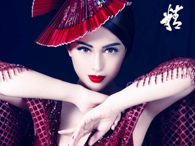 Hot girl ”Đại gia chân đất” bí ẩn và quyến rũ với phong cách Geisha