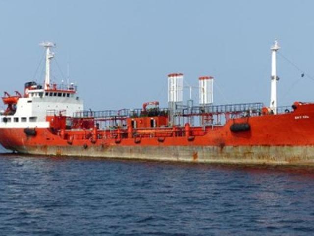 Tàu Nga bí mật bơm dầu cho Triều Tiên ngay giữa biển?