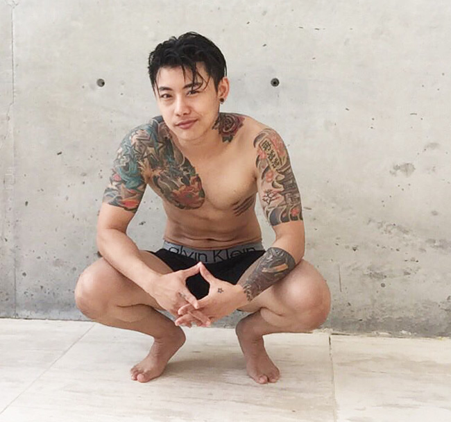 Trong quá khứ vì vốn là nữ giới, JYB khá mảnh mai. Anh cho biết đã phẫu thuật cắt bỏ ngực, tử cung, buồng trứng, đồng thời tiêm các hoocmon nam tính vào cơ thể.