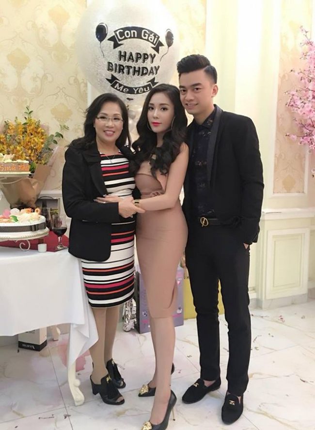 Mới đây, Hà Duy bất ngờ khoe ảnh &#34;khóa môi&#34; một cô gái trong xe ô tô và một vài bức ảnh chụp cùng cô gái này trên trang cá nhân.