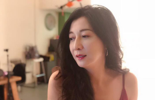 "Vợ hờ" Thành Long bất ngờ gợi cảm trở lại khi con gái bỏ nhà ra đi - 2