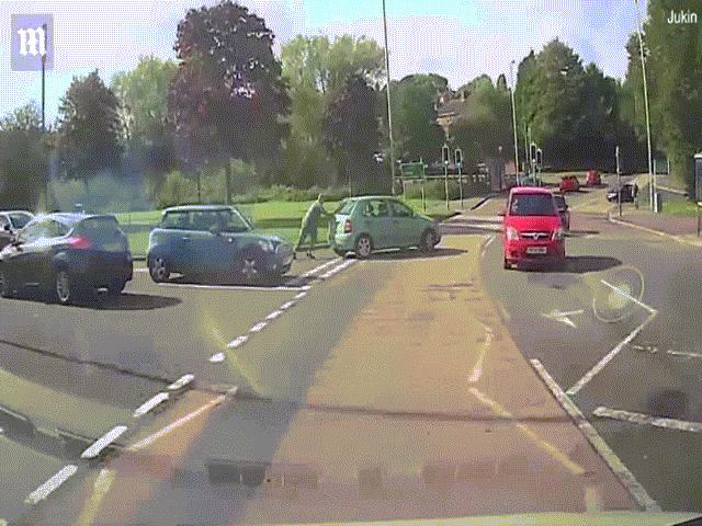 Bạn trẻ - Cuộc sống - Clip đẩy ôtô nổ máy và cái kết không nhịn được cười