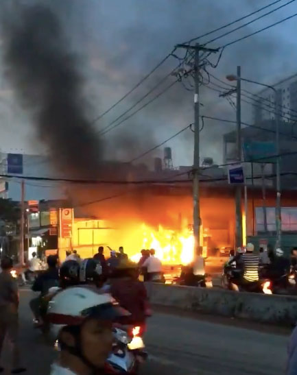 Cây xăng ở Sài Gòn rực trong biển lửa, khách đổ xăng tháo chạy thục mạng - 1