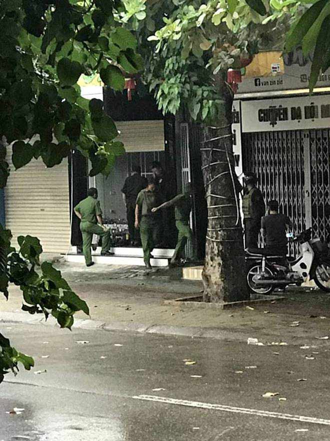 Gần 100 cảnh sát bao vây đối tượng mang hàng nóng tử thủ - 4