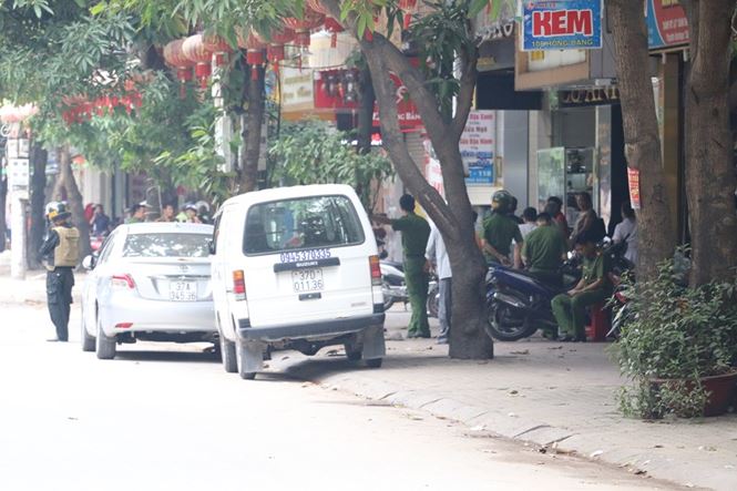 Gần 100 cảnh sát bao vây đối tượng mang hàng nóng tử thủ - 10