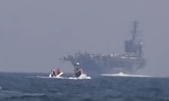 Iran khoe clip tàu tấn công cao tốc rượt đuổi tàu sân bay Mỹ - 1